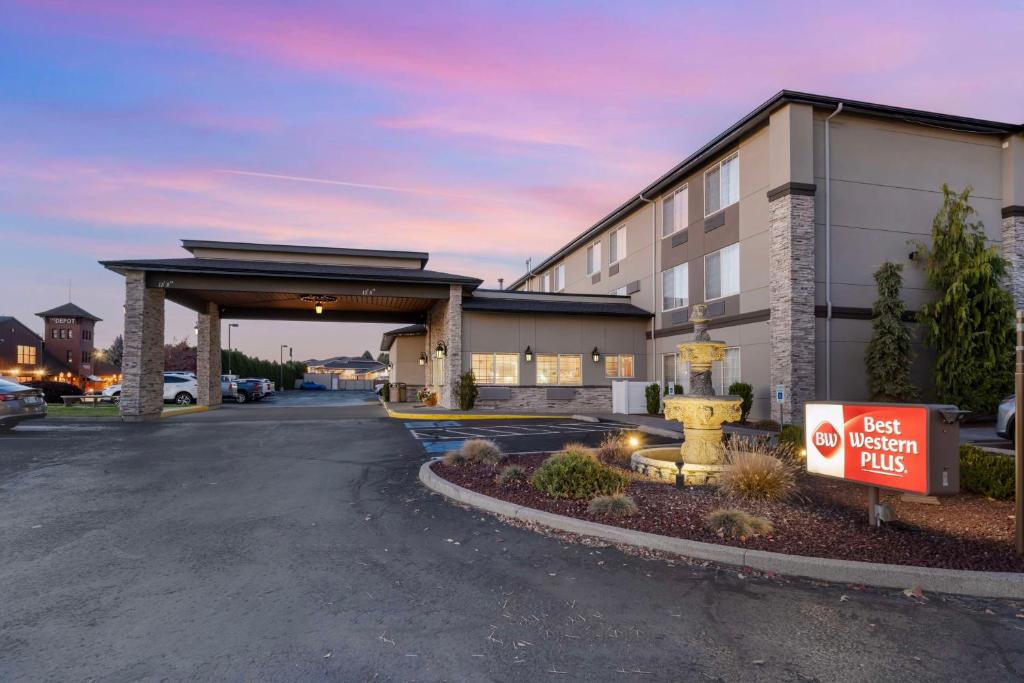 Un hotel con una boca de incendios frente a un edificio. en Best Western PLUS Walla Walla Suites Inn, en Walla Walla