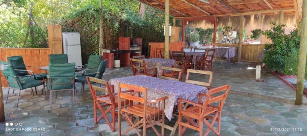 un patio al aire libre con mesas y sillas en CABAÑAS RINCON CHILENO, en Monte Grande