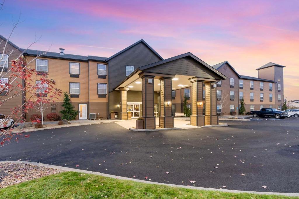 un edificio con aparcamiento frente a un edificio en Best Western Bend North, en Bend