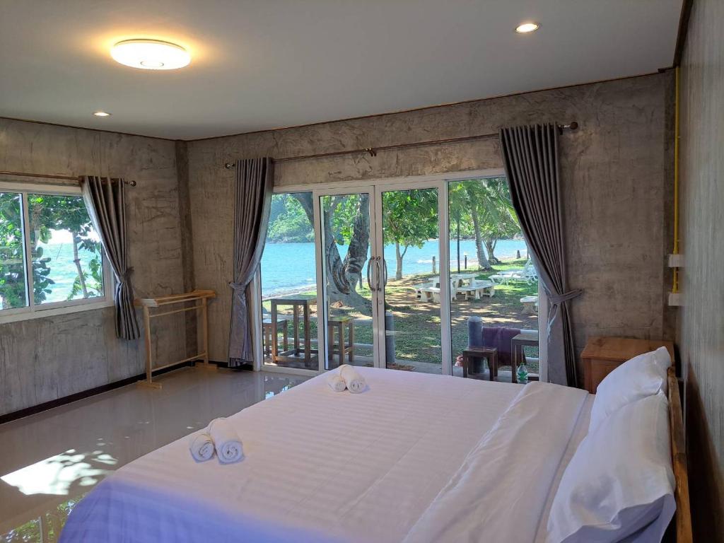 Postel nebo postele na pokoji v ubytování Lomtalay Resort Trat