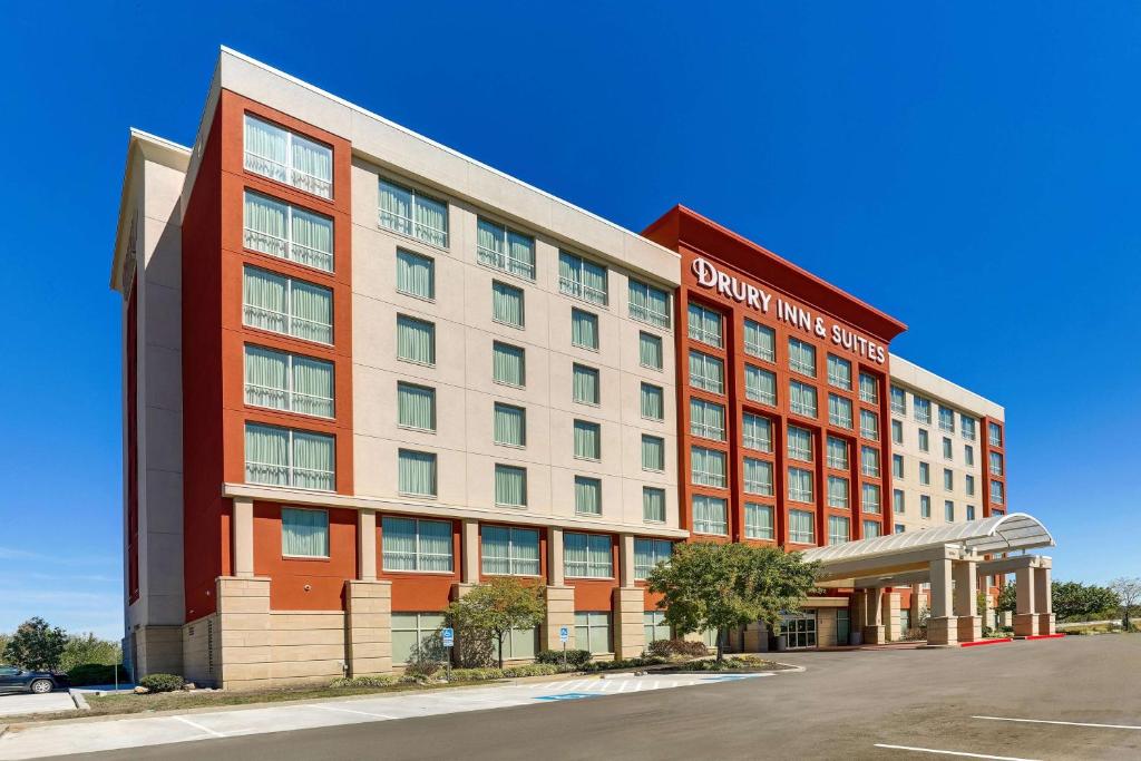 藍泉的住宿－Drury Inn & Suites Independence Kansas City，酒店大楼的 ⁇ 染