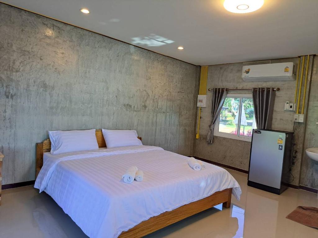 Postel nebo postele na pokoji v ubytování Lomtalay Resort Trat