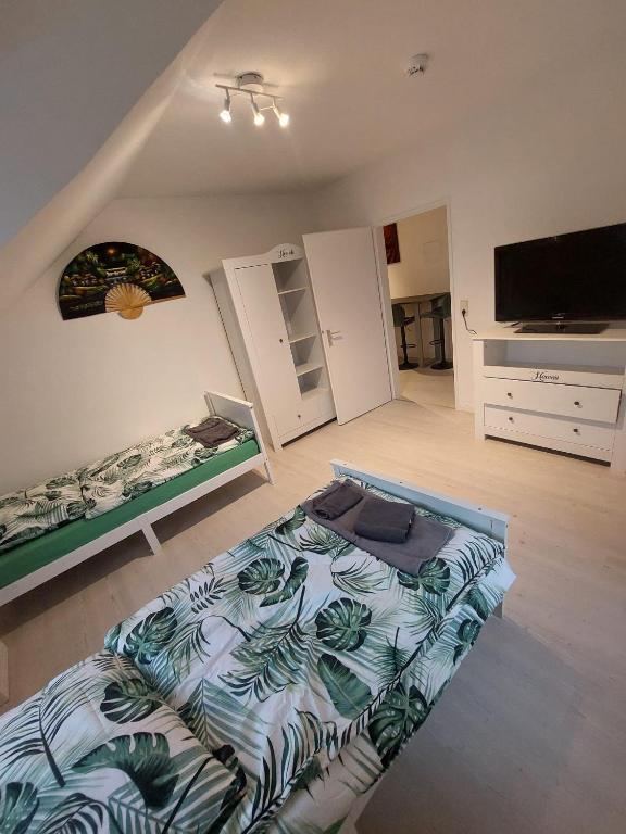 - une chambre avec un lit et une télévision dans l'établissement Reinfeld Zentral, à Reinfeld