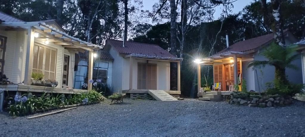 uma casa com uma entrada à frente à noite em Morada do Xaxim - Chalé Hortência em São Francisco de Paula