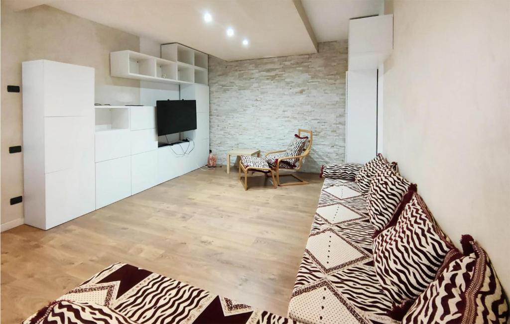 - un salon avec un canapé et une télévision dans l'établissement Pet Friendly Home In Borso Del Grappa With Wifi, à Borso del Grappa