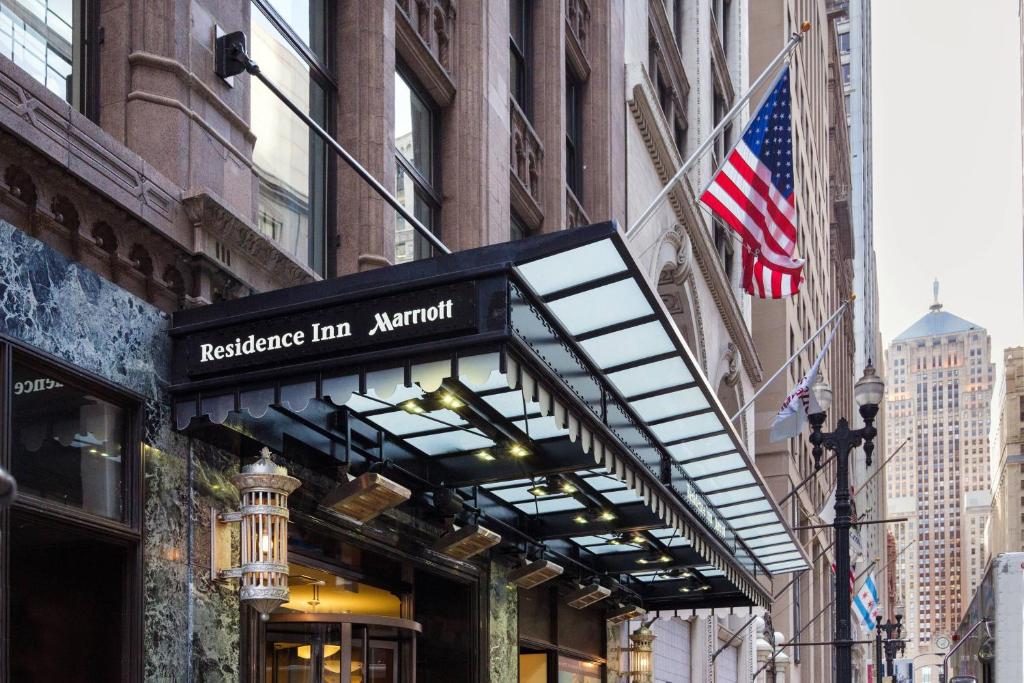 un edificio con una bandera americana y una entrada a una tienda en Residence Inn by Marriott Chicago Downtown/Loop, en Chicago