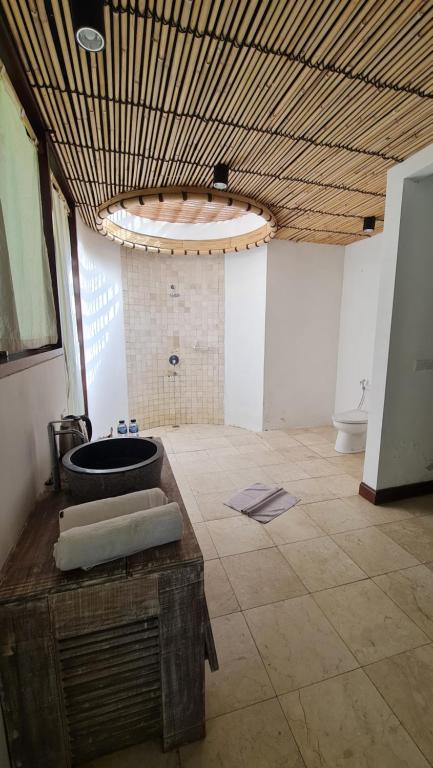 La salle de bains est pourvue d'un lavabo et d'une baignoire. dans l'établissement Tirta Sari, à Tampaksiring
