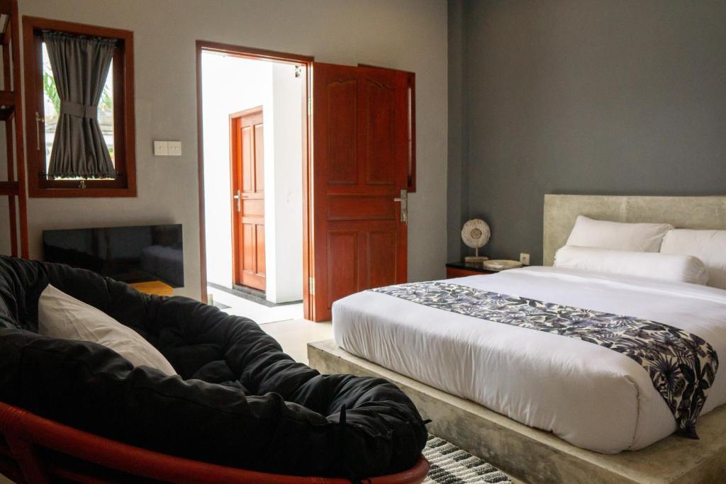 Tempat tidur dalam kamar di Uluwatu Stay's Standard Room #1