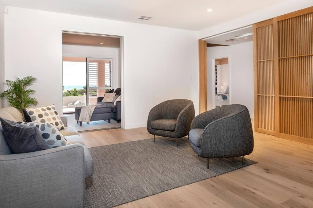 Zona de estar de SEA FOR MILES at Semaphore to relax & unwind