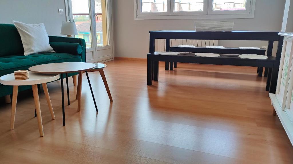 a living room with a green couch and a table at El sitio de mi Recreo en Béjar in Béjar