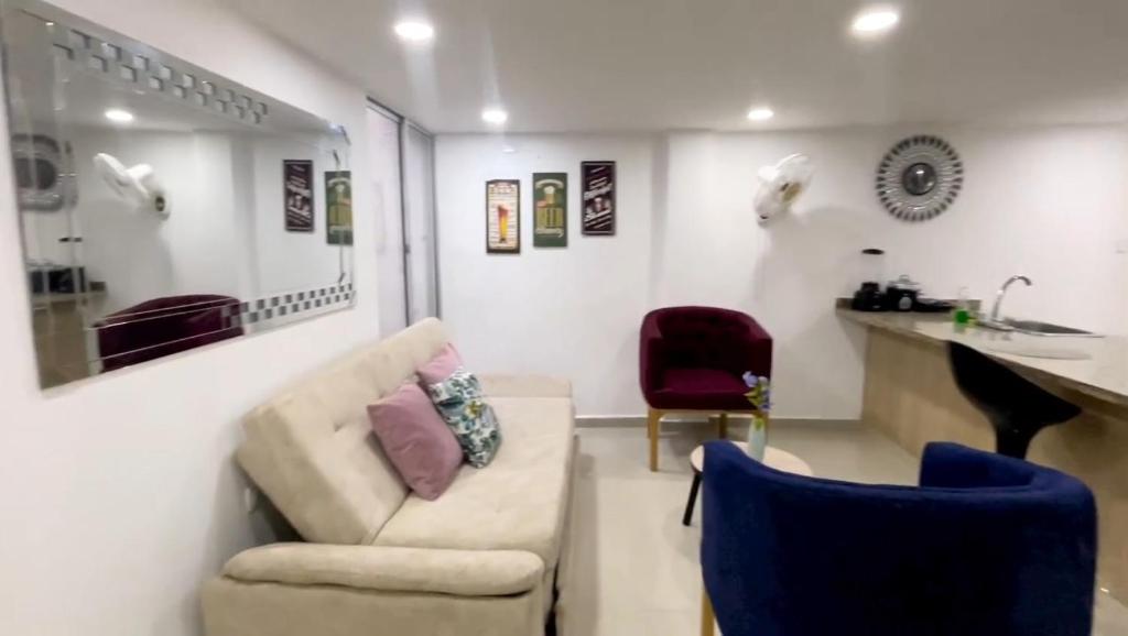 uma sala de estar com um sofá e uma cadeira em Apartamento Amoblado de Una Habitación Doble em Ríohacha