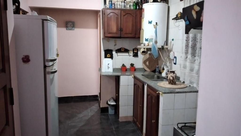 una pequeña cocina con nevera y fregadero en San Miguel en Formosa