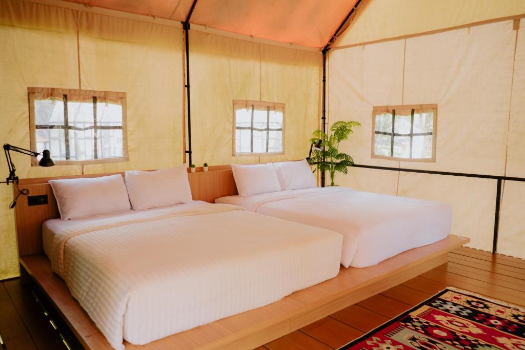 Postel nebo postele na pokoji v ubytování Luxury Deck Cabin