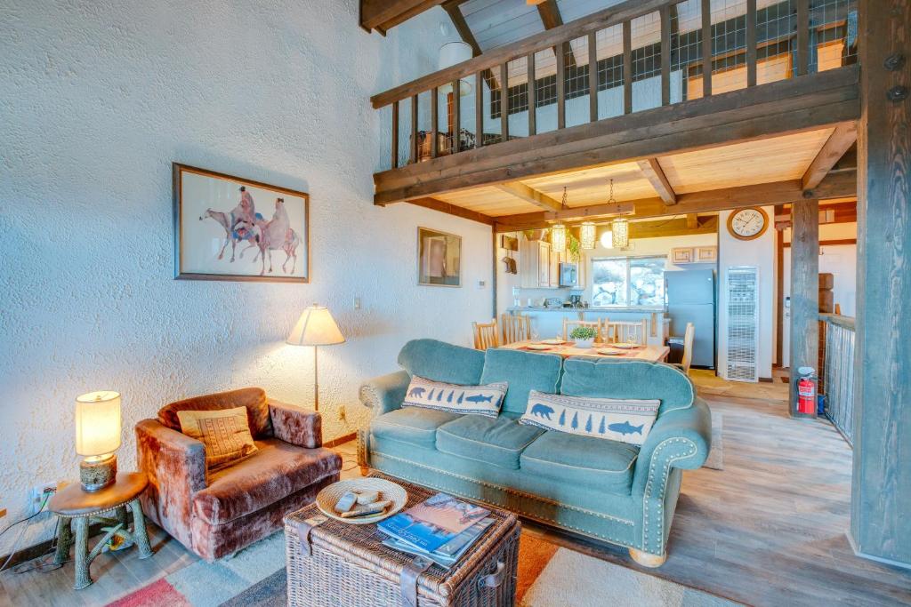 Posezení v ubytování 1 Mi to Stagecoach Lift! Homey Tahoe Townhome