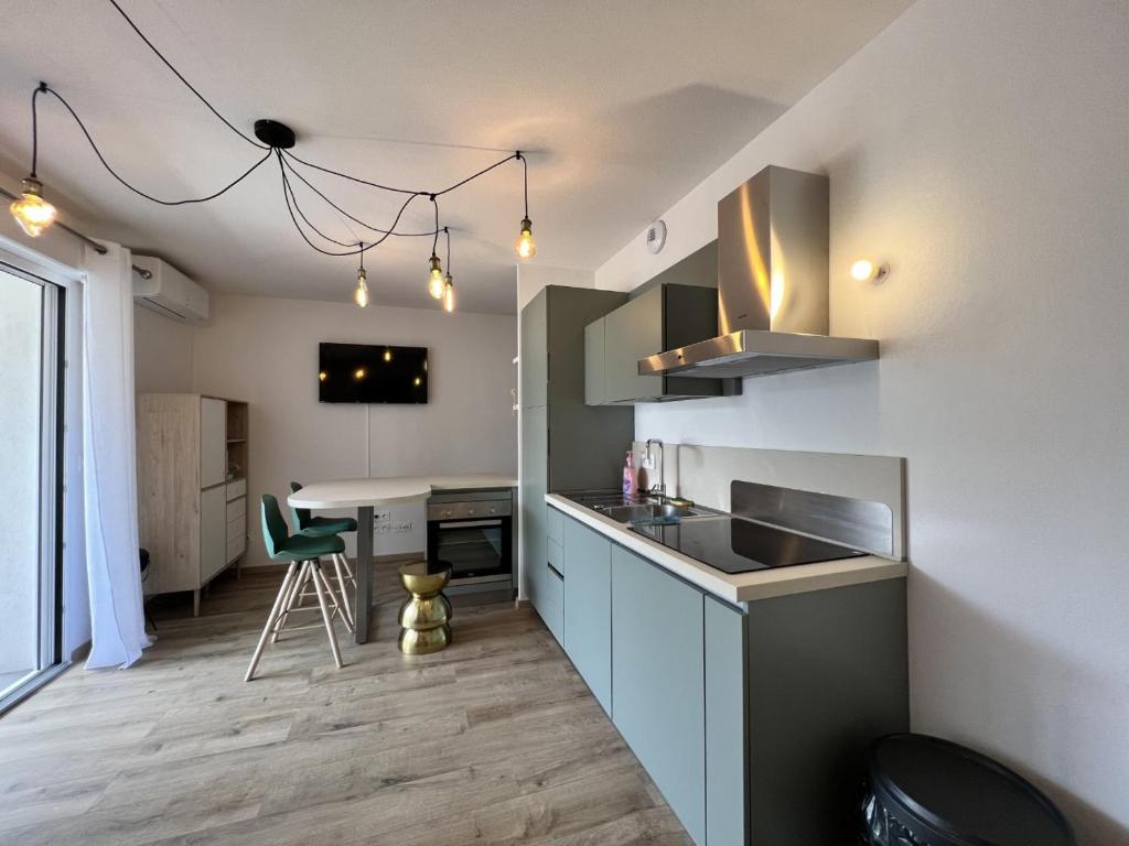 uma cozinha com um lavatório e uma bancada em Superbe studio climatisé parking gratuit sur place em Bonifacio