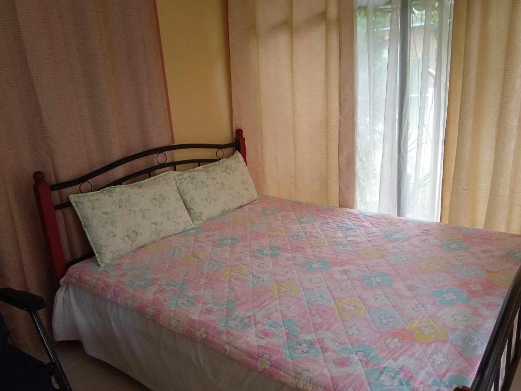 Postel nebo postele na pokoji v ubytování franky jay house