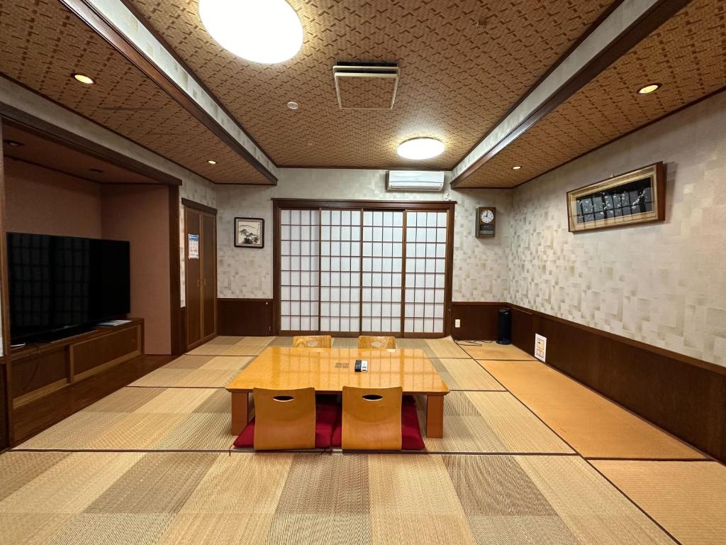 TV a/nebo společenská místnost v ubytování Minato Oasis Numazu / 沼津観光の中心、伊豆観光の拠点に好立地！沼津港に位置し交通・飲食・コンビニ等至便です！