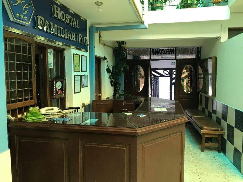 een restaurant met een bar in een kamer bij HOSTAL FAMILIAR FG in Cochabamba