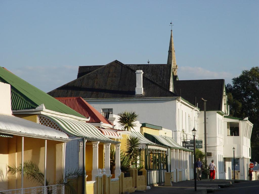 a street in a town with buildings and a church at Die Tuishuise & Victoria Manor in Cradock