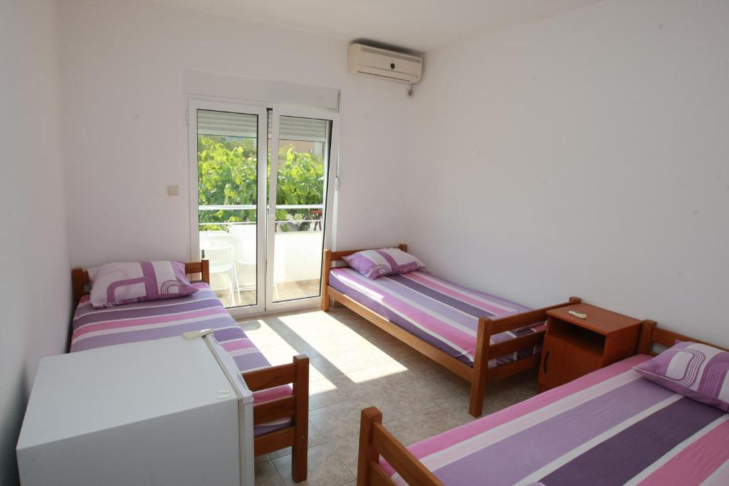 A bed or beds in a room at Guest House Ugljevarevic