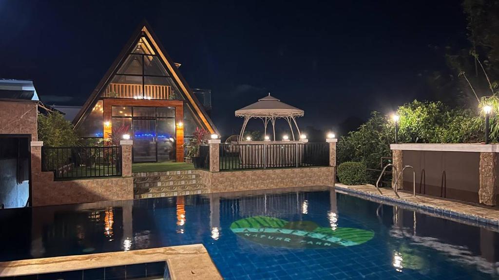 una piscina con cenador por la noche en CD NATUREVIEW en Matangtubig