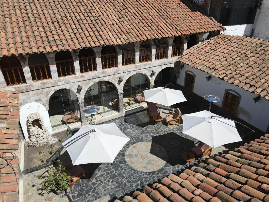 una vista aérea de un patio con sombrillas en el techo en Llamita Hotel-Huancayo, en Huancayo