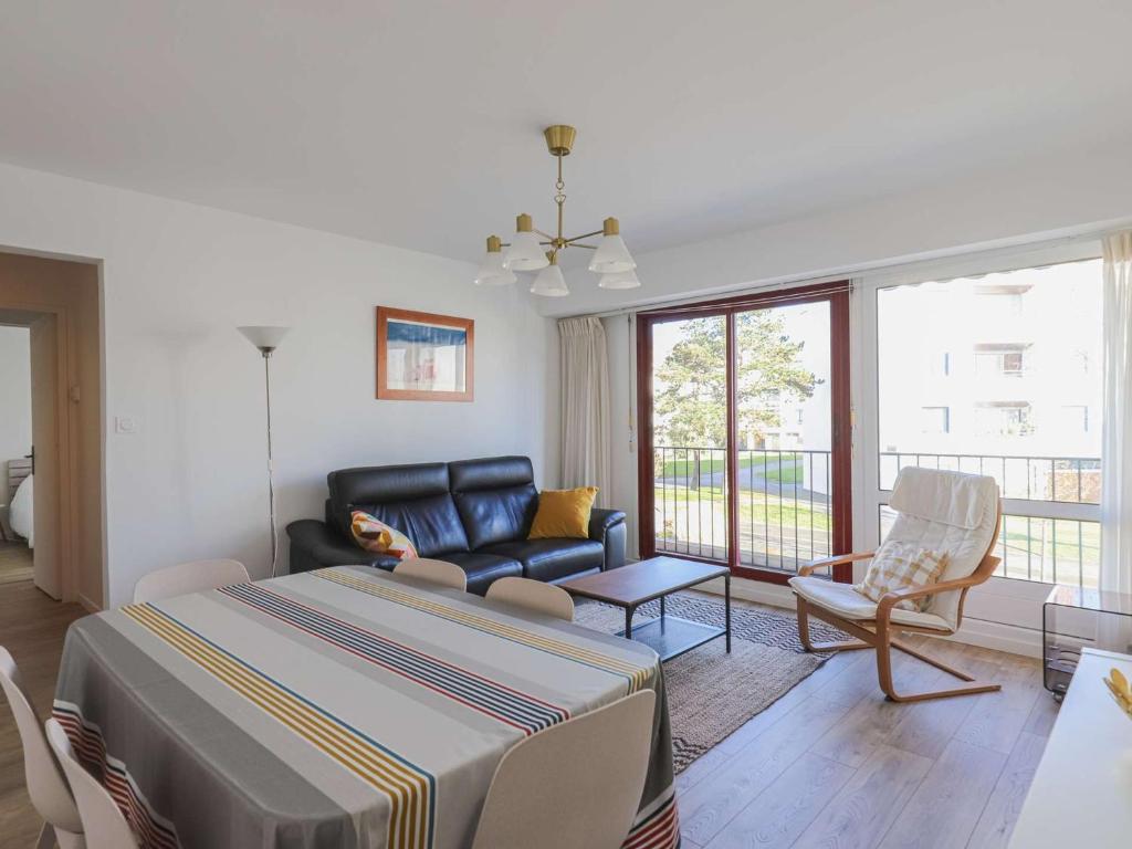 a living room with a bed and a couch at Bel appartement rénové, calme, proche centre et plage, balcon, 2 chambres, commerces à 150m - FR-1-4-685 in Saint-Jean-de-Luz