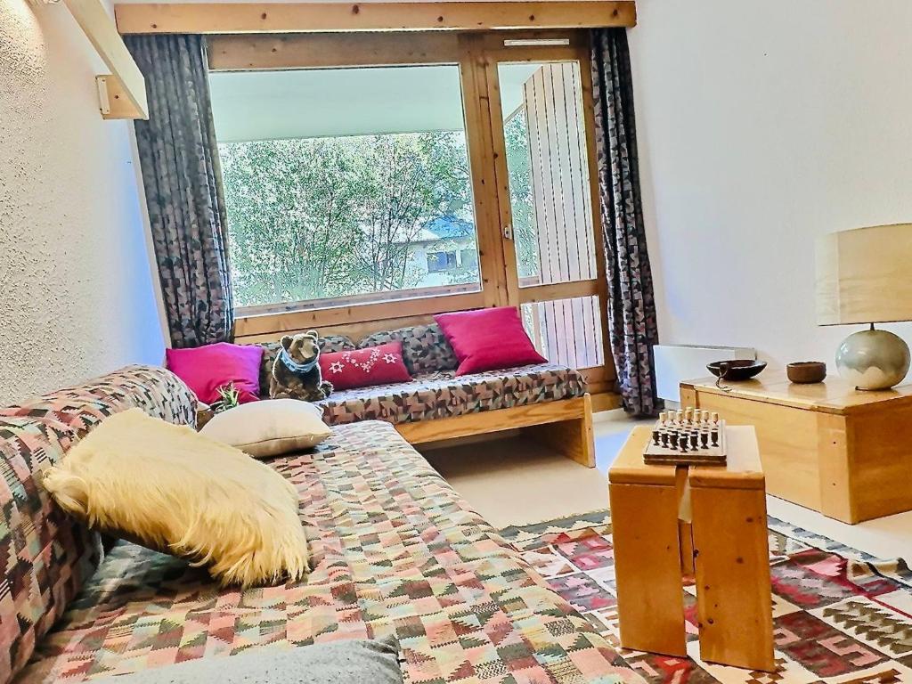 a living room with a couch and a window at Appartement Val-d'Isère, 2 pièces, 4 personnes - FR-1-411-915 in Val-d'Isère