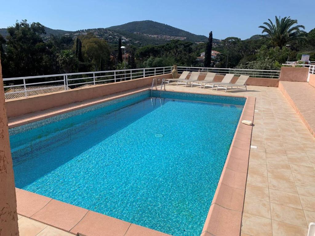 Photo de la galerie de l'établissement Appartement climatisé avec piscine et mezzanine, à 200m de la mer et commerces aux Issambres - FR-1-768-53, aux Issambres