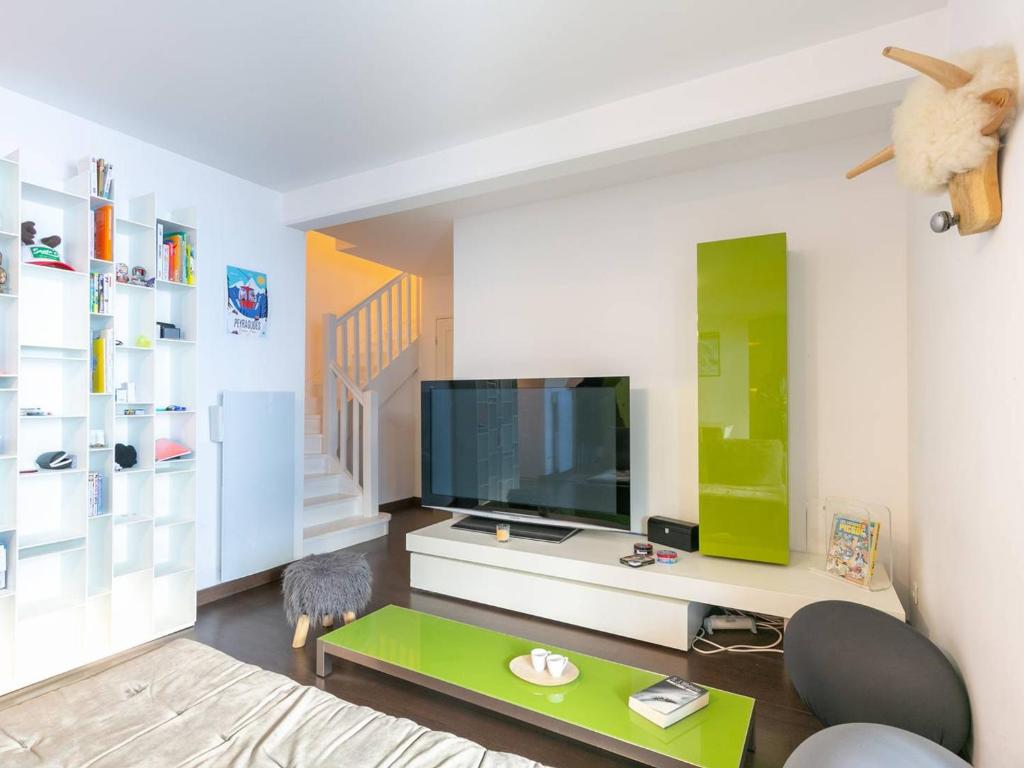 a living room with a television and a green coffee table at Appartement Peyragudes, 5 pièces, 8 personnes - FR-1-695-45 in Germ