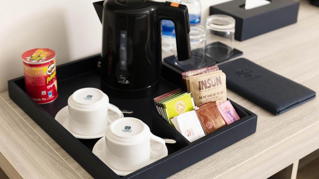 Příslušenství pro přípravu čaje a kávy v ubytování The Art Nest Hotel Nha Trang