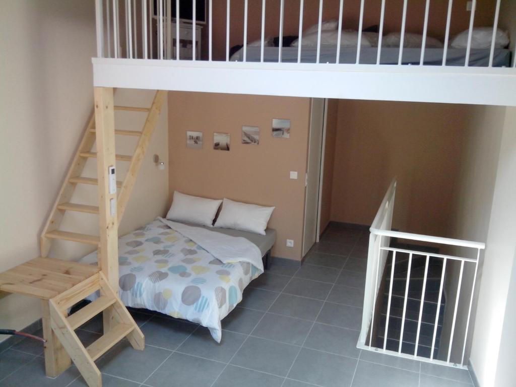 アルジェレス・シュル・メールにあるStudios Meublés du Centre Villageのベッドルーム1室(二段ベッド1組、はしご付)