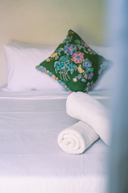 Postel nebo postele na pokoji v ubytování Gili Divers Hotel