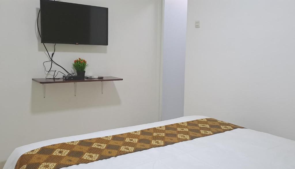 TV a/nebo společenská místnost v ubytování ARIMBI GUEST HOUSE