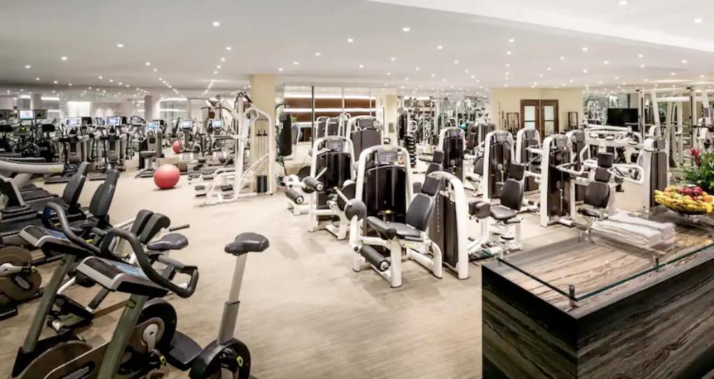 un gimnasio con muchas cintas de correr y bicicletas estáticas en Puerto Madero Apartment Free Parking 2 lots 2 bdr 140m2 1,500 sq ft 3 Pools Gym and full amenities Opening February 2023 sophisticated furniture en Buenos Aires