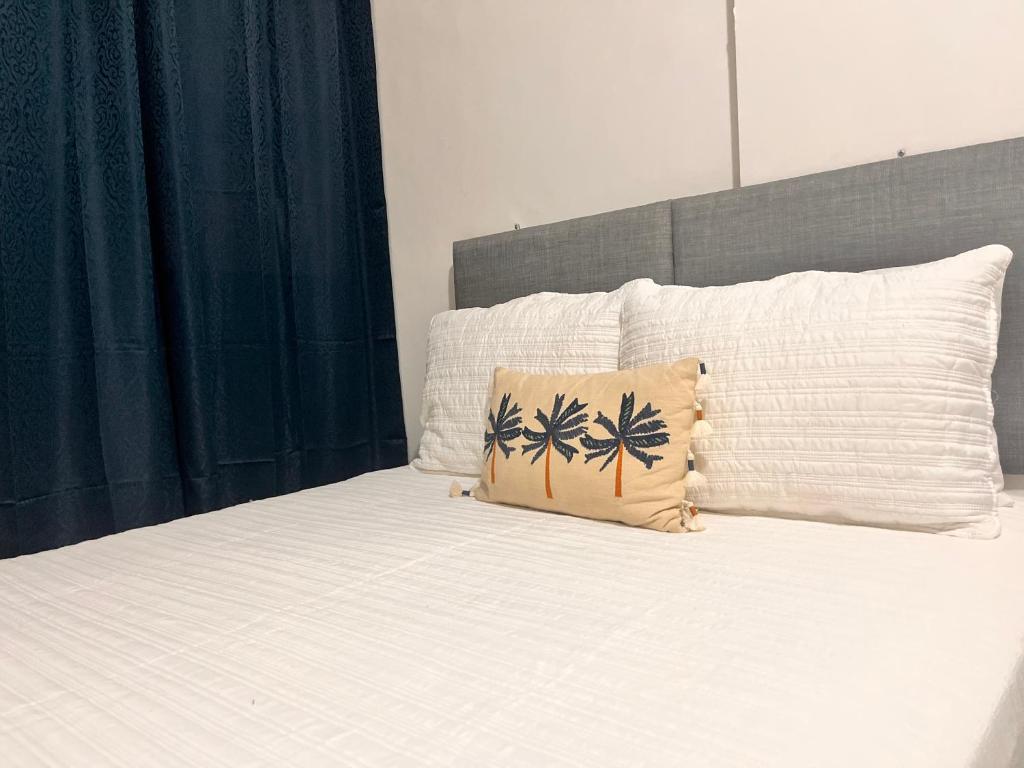 1 dormitorio con cama con almohada en Apartamentos Trebol, en Comayagua