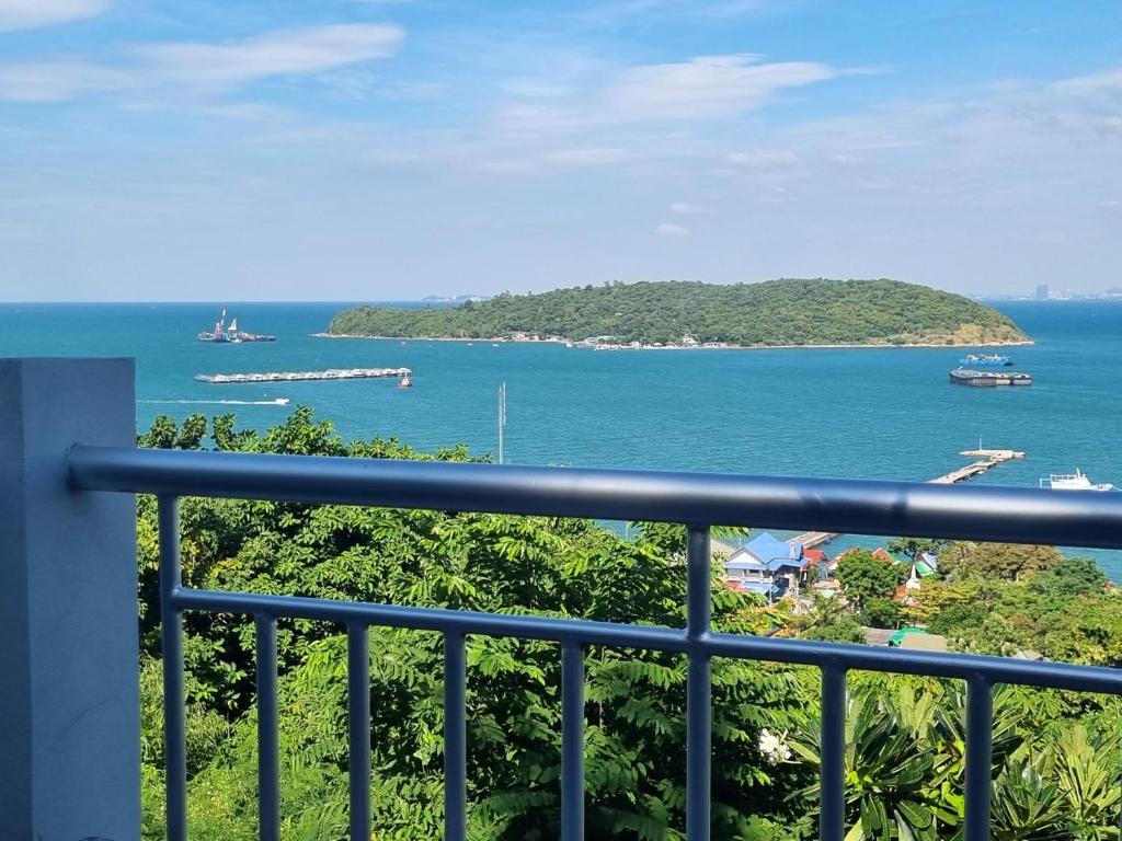 an island in the ocean with boats in the water at Angel house in Ban Tha Thewawong