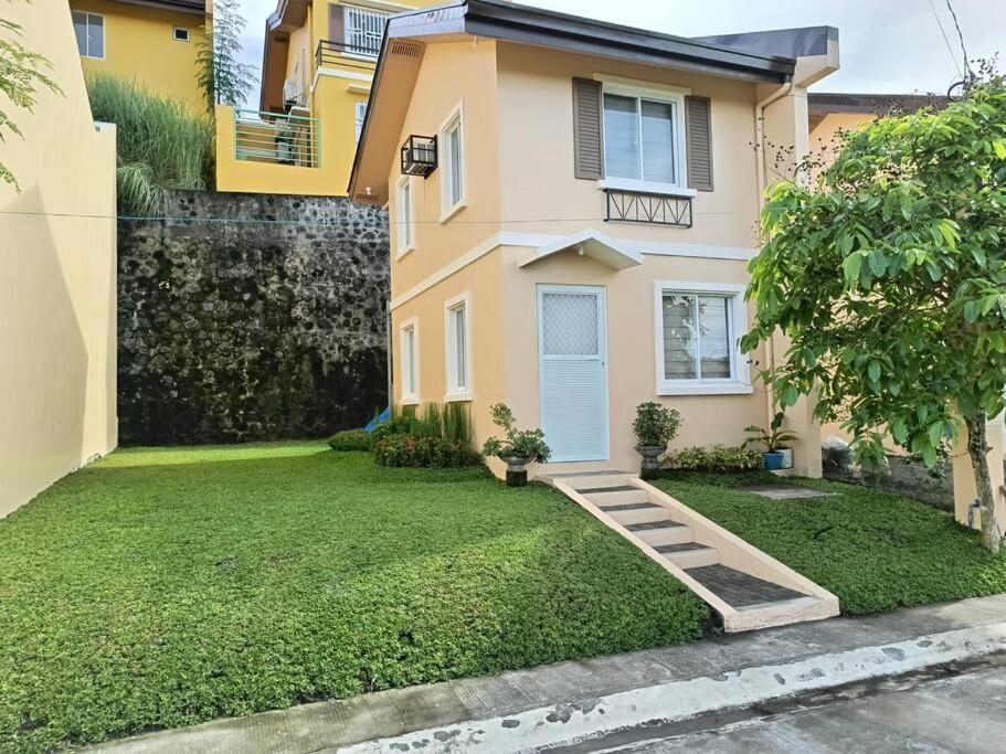 uma casa com uma escada num quintal em Niana’s Place 2BR w Garden, Internet, Netflix em Legazpi