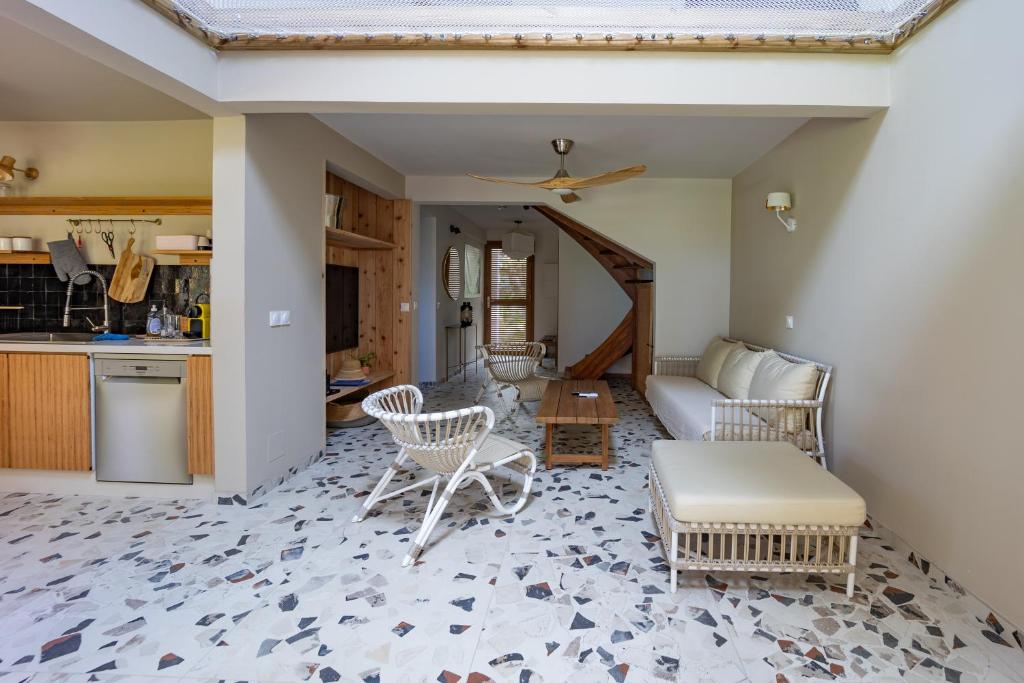 Kuchyň nebo kuchyňský kout v ubytování Villa GEORGETTE - Saint Gilles 50 M du lagon