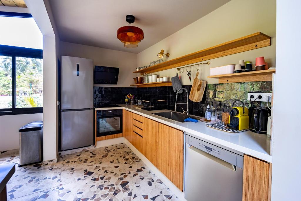 Kuchyň nebo kuchyňský kout v ubytování Villa GEORGETTE - Saint Gilles 50 M du lagon