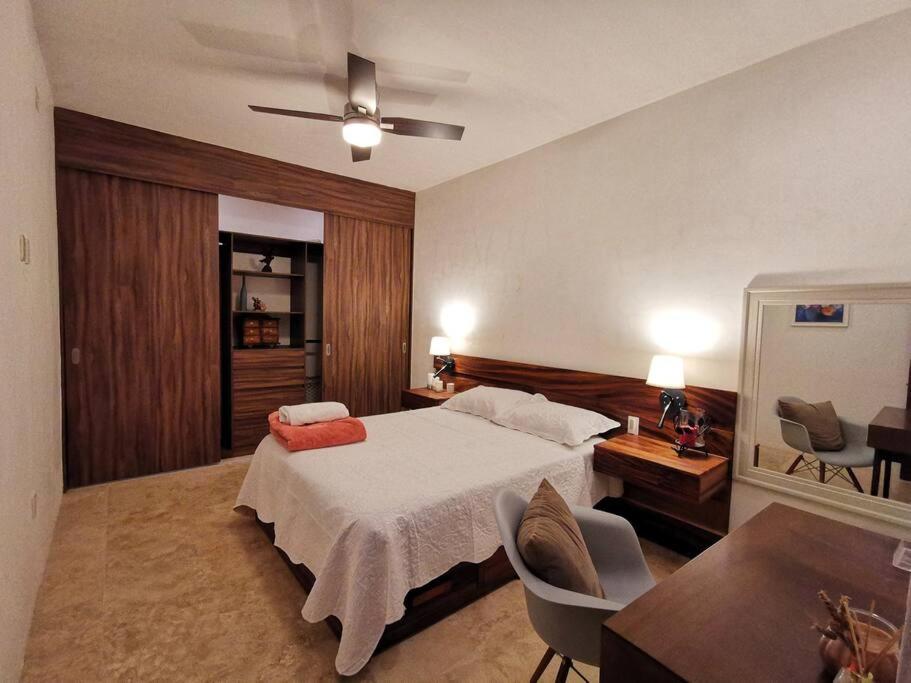 ein Hotelzimmer mit einem Bett und einem Tisch in der Unterkunft Casa de campo con vista al atardecer y alberca in Estancia los López