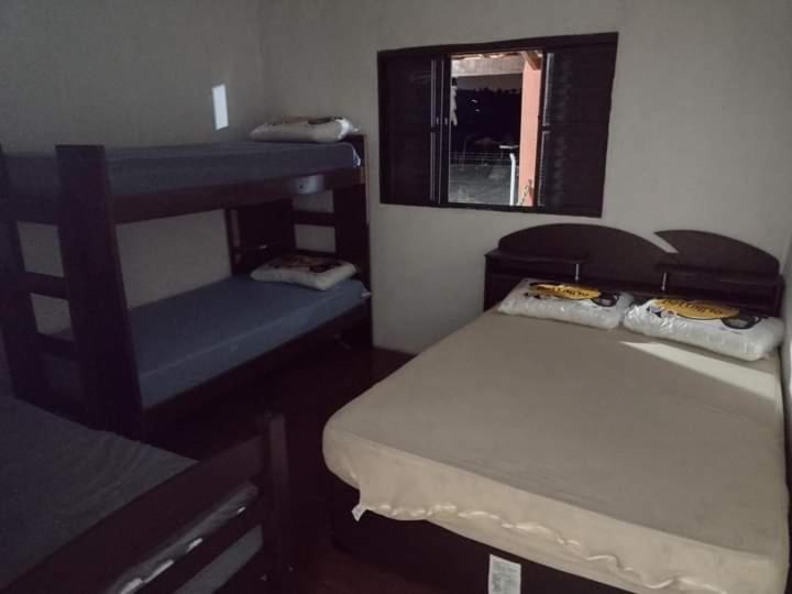 - une chambre avec 2 lits superposés et un miroir dans l'établissement Pesqueiro & Chácara Moenda, à Itapetininga