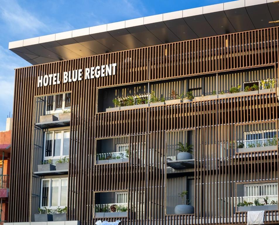 un edificio marrone con piante in vaso di HOTEL BLUE REGENT a Port Blair