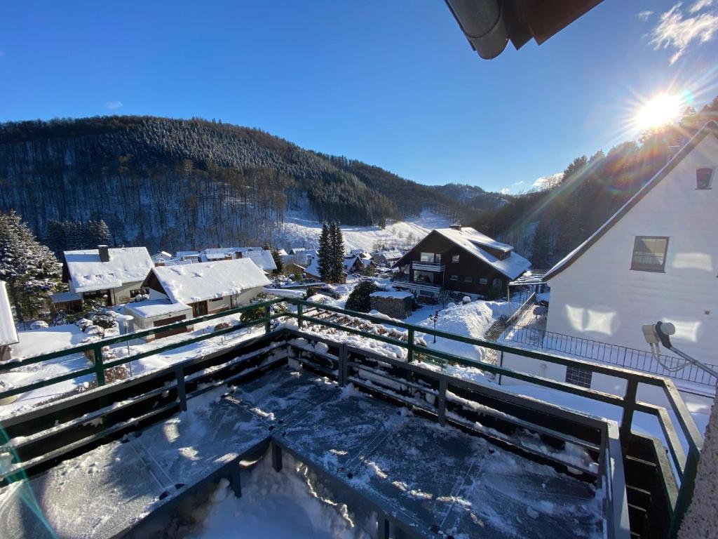 SieberにあるHaus Panoramablickの雪の家のバルコニーからの眺め