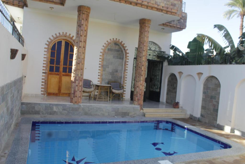 Swimmingpoolen hos eller tæt på Nour House