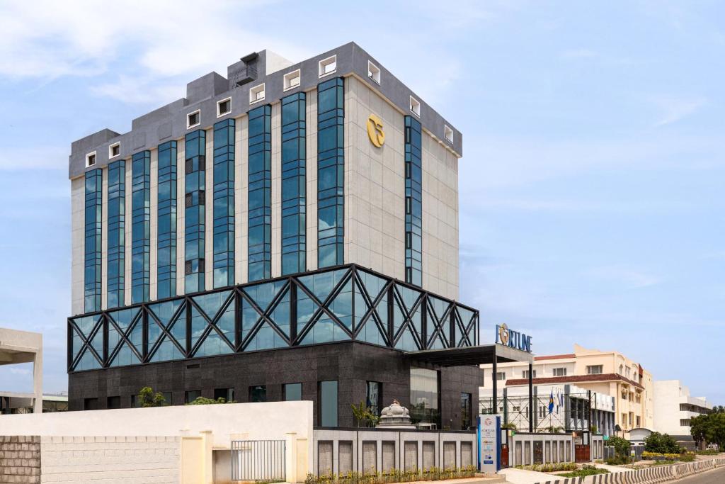 un edificio con un reloj al costado. en Fortune Park Tiruppur- Member ITC's hotel group, en Tirupur