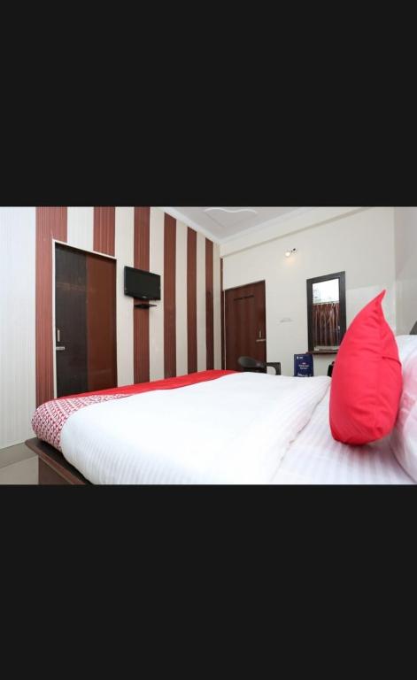 Postel nebo postele na pokoji v ubytování Hotel Best stay haridwar by Shiva Palace