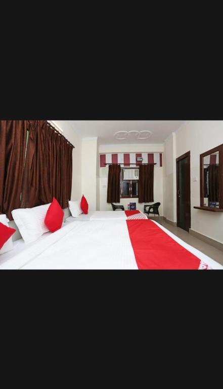 Postel nebo postele na pokoji v ubytování Hotel Best stay haridwar by Shiva Palace