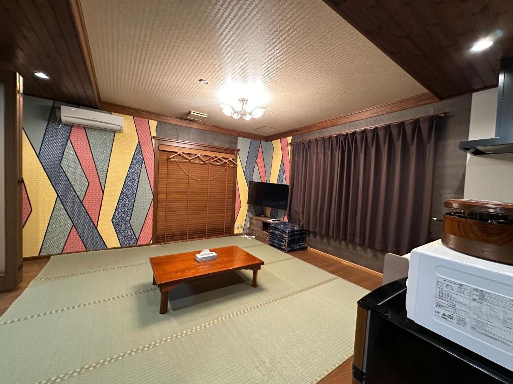 沼津市にあるMinato Oasis Numazu / Vacation STAY 40715のリビングルーム(テーブル、ラグ付)