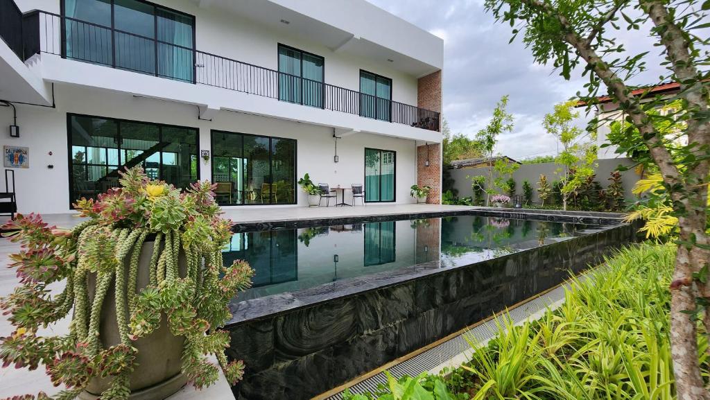 uma vista exterior de uma casa com piscina em KhaoTao Homestay เขาเต่าโฮมสเตย์ em Khao Tao